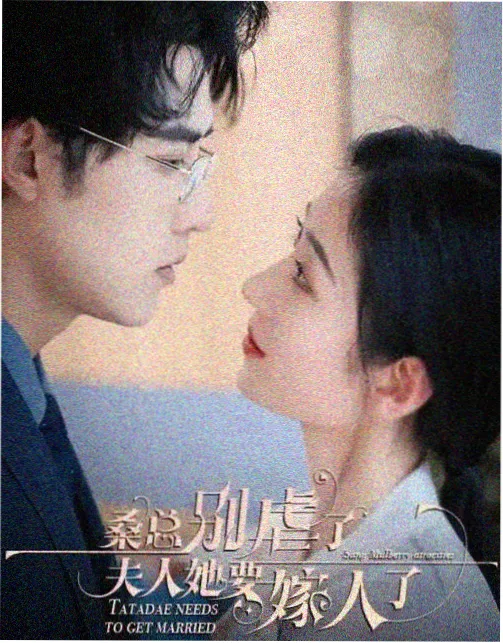 幕后观察配图：放映机与分镜稿的工作台场景